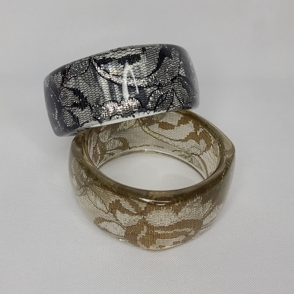 *SOLD* Vintage Lucite Bangle Bracelets Black Golden Brown Lace Wide Width 1980s - Picture 3 of 8